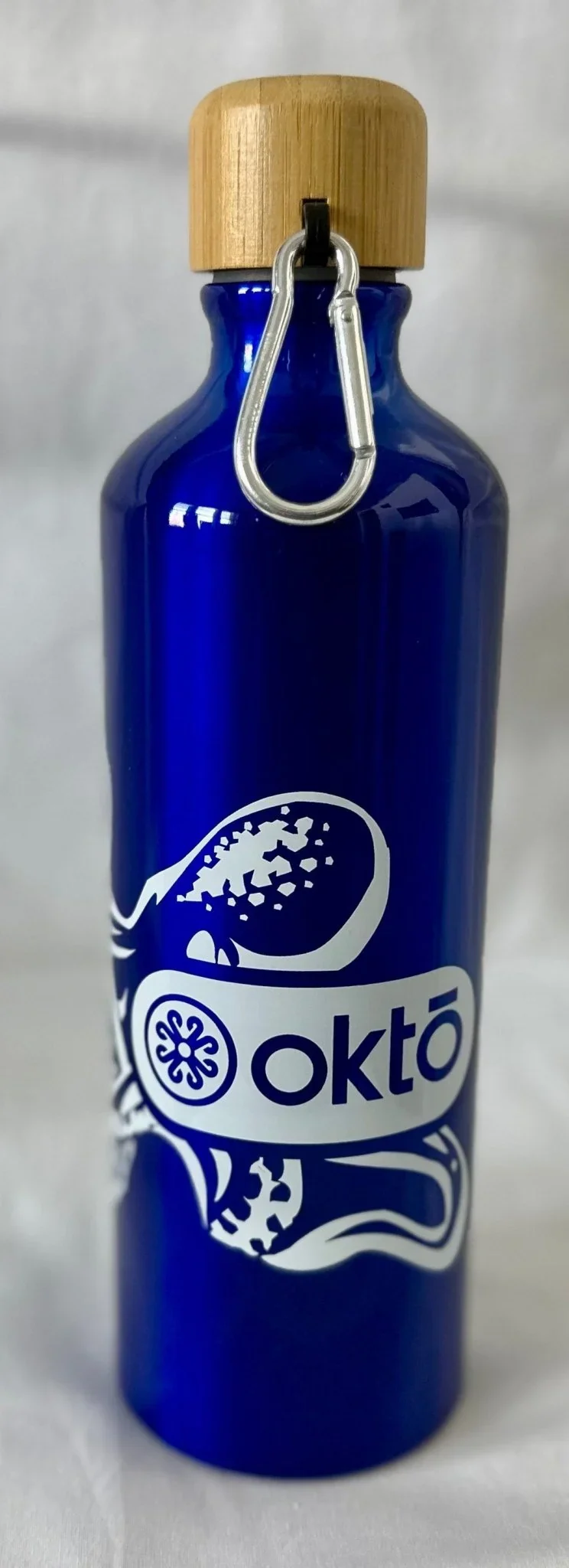 oktō  water bottle with carabiner